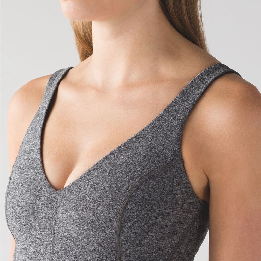 lululemon Contour Tank Heathered Black Sz 8 V Neck Built in Bra Gym Athleisure
